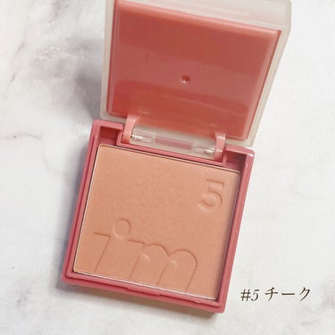 最近お気に入りのローズeyeshadow🌹
はじめて使ってみている韓国ブランドのもので使いやすいです🪞

💟I'm meme(アイムミミ)
アイムマルチキューブ
04 グラムローズ

実はこれ11月のRAXYに入ってたアイシャドウなんだけど、可愛くてよく使ってます🙌
くすみ系のローズで大人でも使いやすいのが嬉しい。
しかもアイシャドウだけじゃなくて、チークまでついてる😳
これさえ使えば統一感のある多幸感メイクができて重宝しています✨

アイシャドウに順番も書いてあるから、1〜4の順でまぶたに重ねていけばOK！
#2と#4がラメ入りで、特に#4はキランキランなので下まぶたに少量乗せると涙袋が盛れます◎

他にも色々RAXYに入ってたんだけど(写真には写ってないけどWHOMEEのお互いシートマスク2枚も入ってた✌️)お気に入りのものはぼちぼちレビューしていきますね📄


#アイムミミ #immeme #アイムマルチキューブ #グラムローズ #くすみローズ #韓国メイク #韓国コスメ  #バレンタインメイク  #ラメ大調査  #韓国フェイスのHowto  #自分ウケメイク  #メイクのいろは  #正直レポ の画像 その2