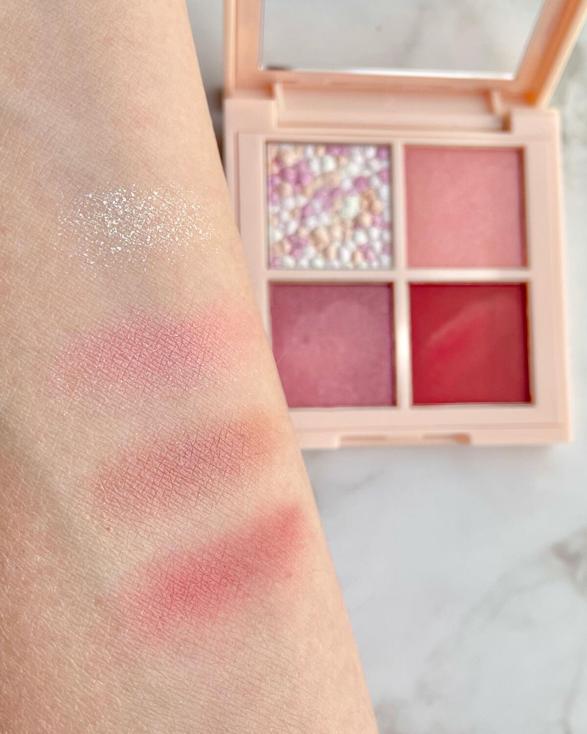 レブロン ダズル アイシャドウ クアッド/REVLON/アイシャドウパレットを使ったクチコミ(3枚目)