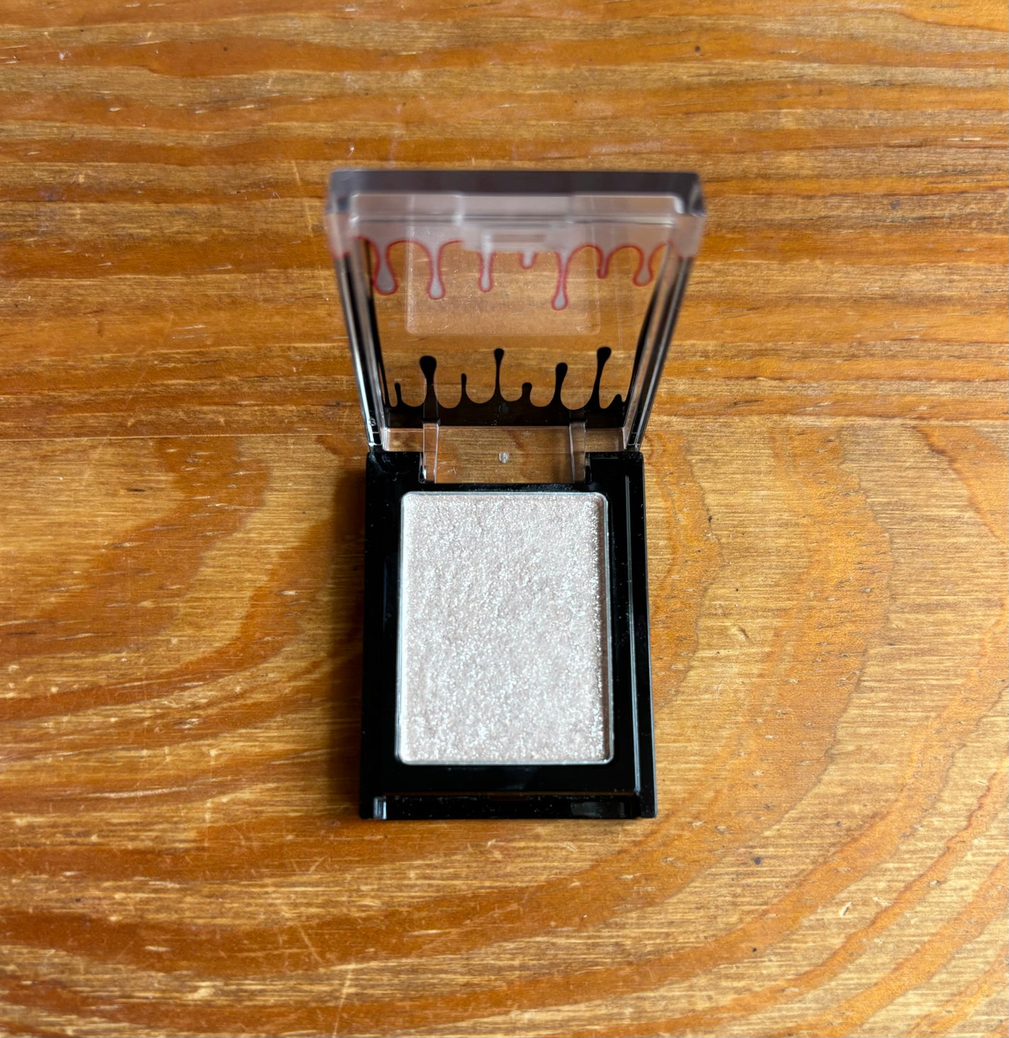 ERIKA on LIPS 「しっとりしたジェル感触で、まぶたに贅沢なきらめき感✨KATEフ..」(2枚目)