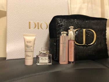 Diorさんのディオール アディクト リップ マキシマイザー001ピンク
ディオール アディクト リップ 001

テクスチャー重め
匂い バニラ？甘い
あと、スースーして最初は苦手だったんですけど、保