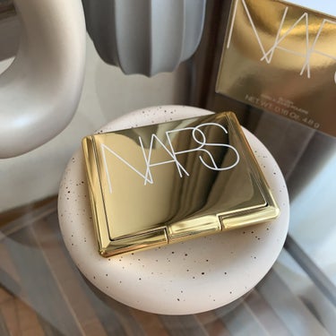 NARS フェイタルアトラクション ブラッシュのクチコミ「
【 悶絶級ゴールドパケ！NARSホリデー限定桃肌チーク🎄 】

　NARS
　フェイタルアト.....」（1枚目）