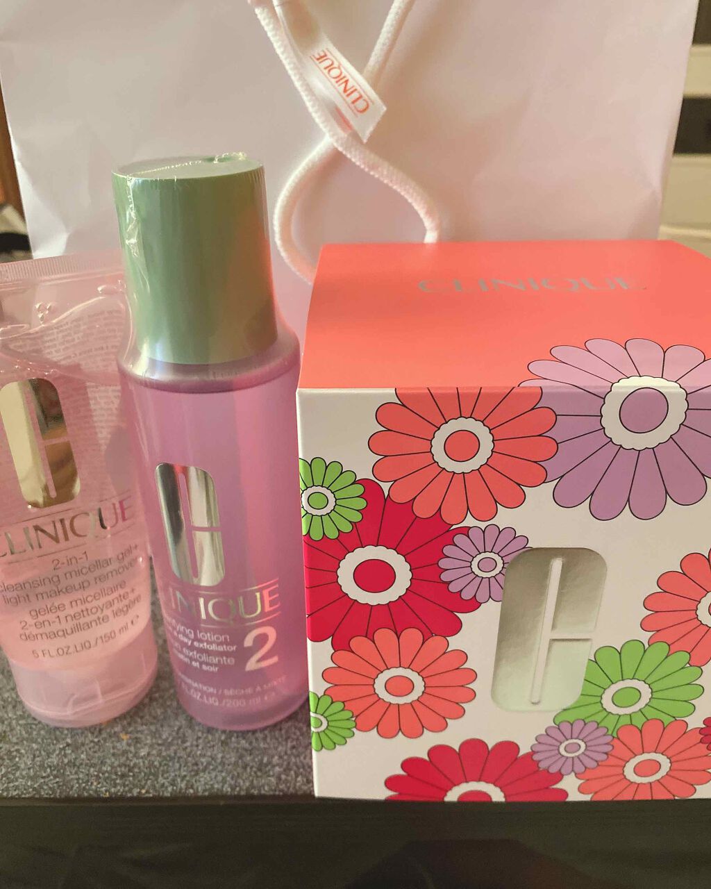 CLINIQUE
クリアファイングローション2
ドライコンビネーションスキン
ふきとり化粧水
税抜き3500円

2in1  クレンジング
ミセラー  ジェル＆ライト
クレンジング/洗顔料
税抜き3000円

ふきとり化粧水まじでいいです�