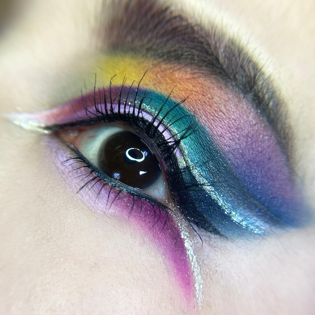 ぴぴ on LIPS 「久しぶりにカラフルメイク💪✨しつこく目のせてごめん🤣🤣🤣手..」(4枚目)