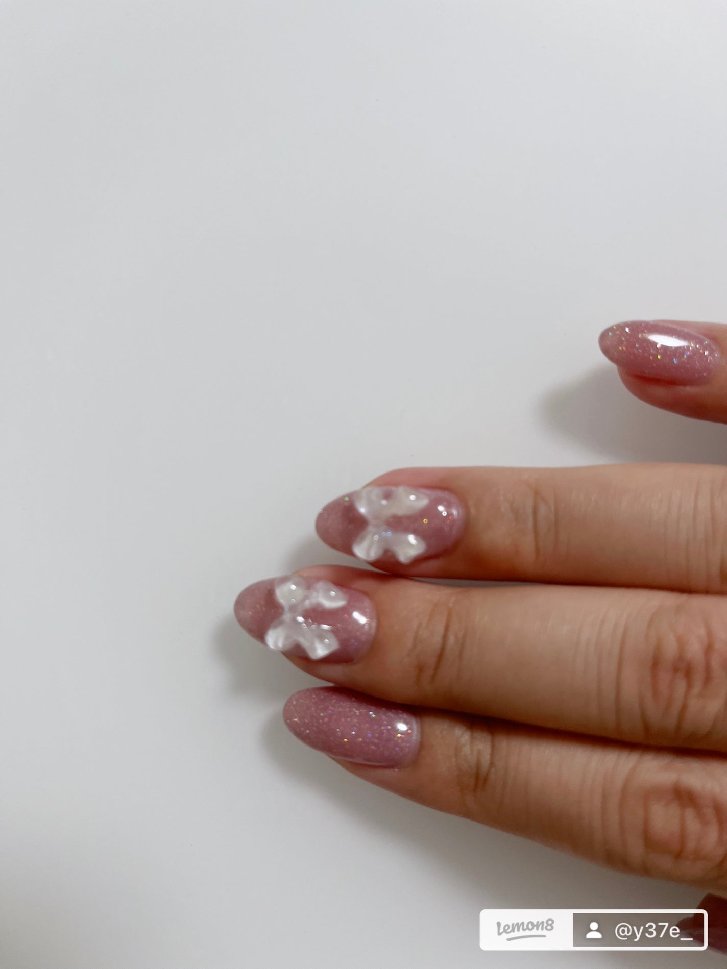 sanae.y on LIPS 「11月ネイル💅
青みピンク✖️乳白色リボン ネイル🎀
ギラギラ..」(3枚目)