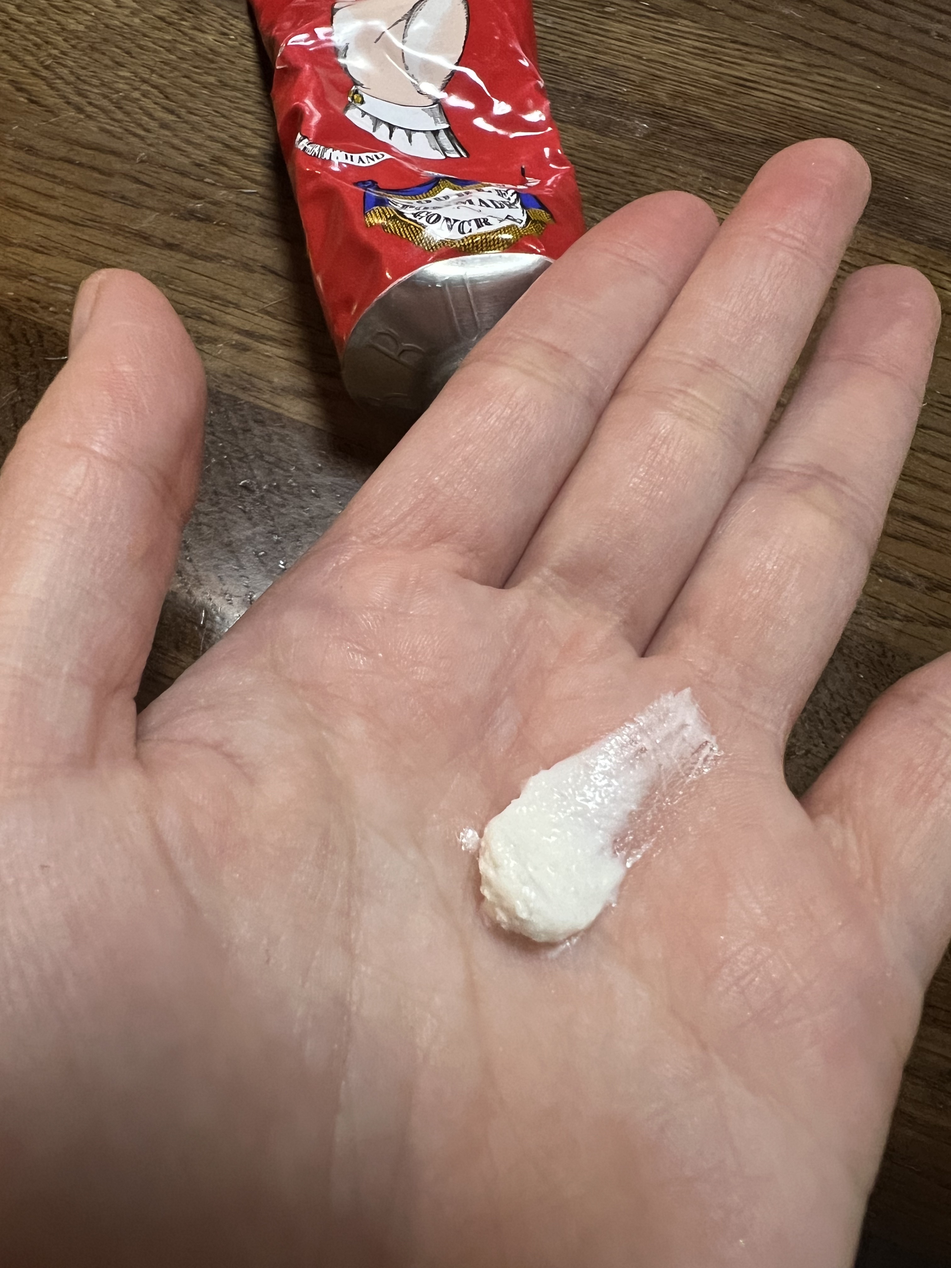 ドゥーブル・ポマード・コンクレット/オフィシーヌ・ユニヴェルセル・ビュリー/ハンドクリームを使ったクチコミ（3枚目）