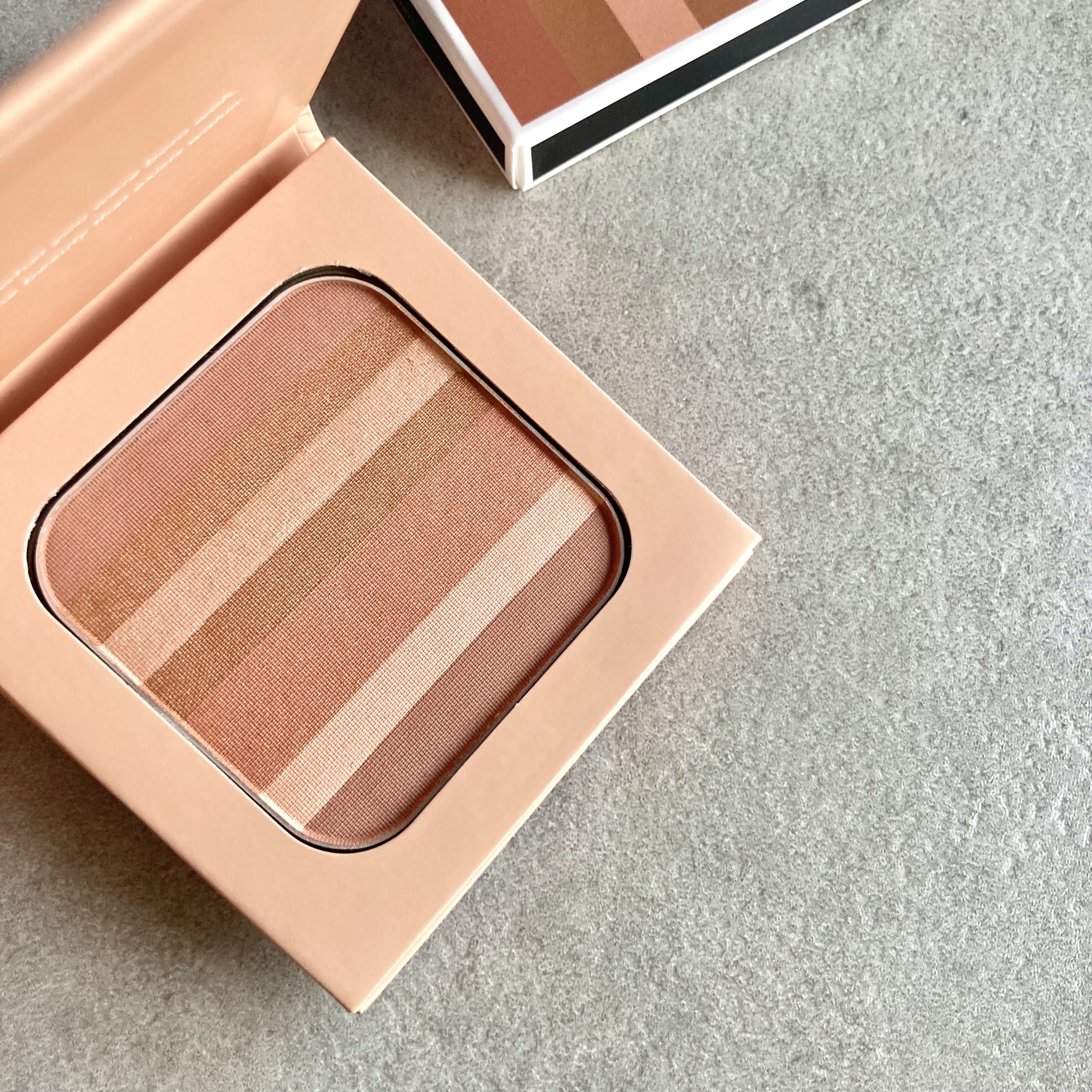 ブリリアージュ コントゥア デザイニング パウダーのクチコミ「カラーがブレンドできるから
不自然にならすまにシェーディングできるかなと思ったら、、、
大正解.....」（2枚目）