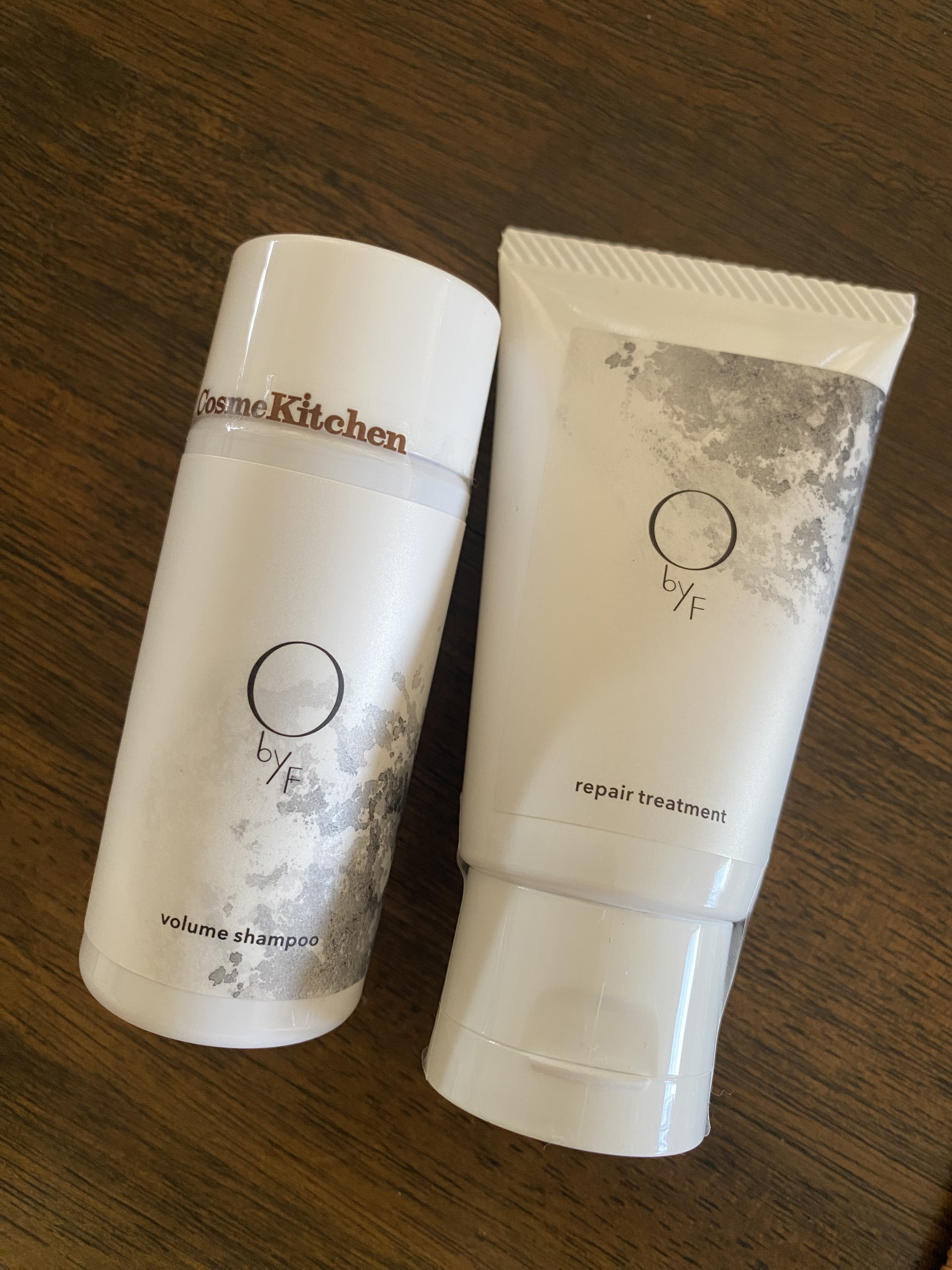 いただいたシャントリ💘
香りが良くて髪が柔らかくなる🍀
これはトラベルサイズなので数回分だけど、しっかり1ヶ月とか使ったら髪質良くなりそう✨

O by Fモイストシャンプーリペアトリートメント