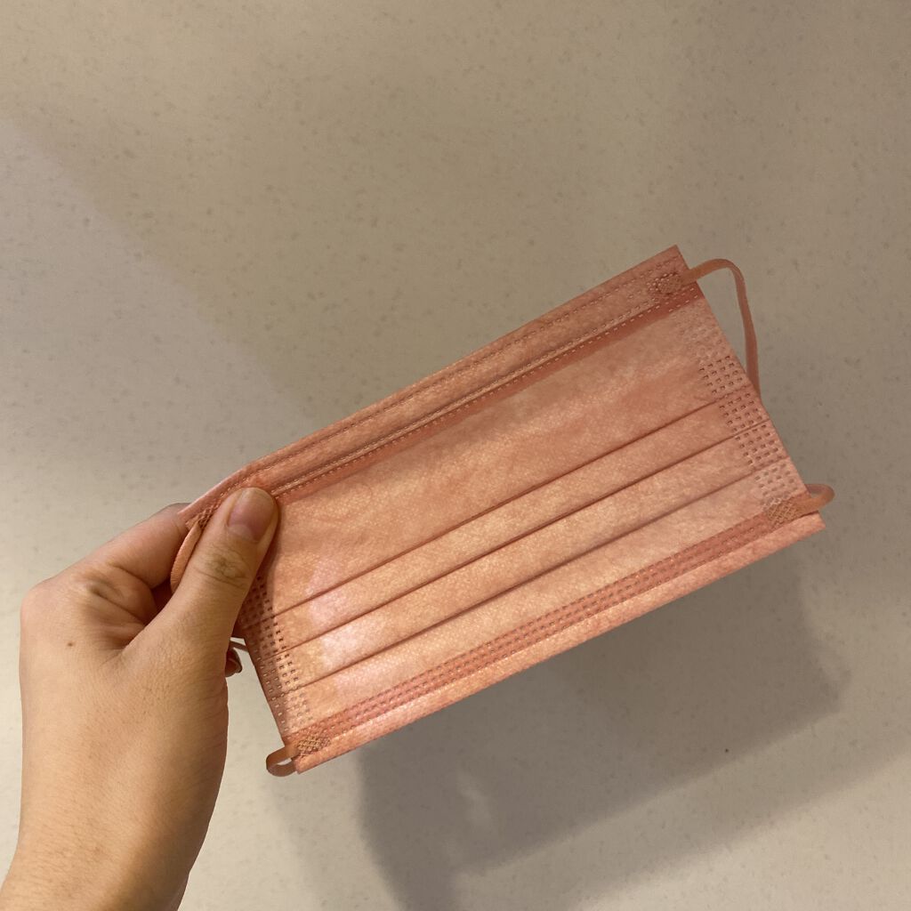 【使った商品】
血色マスク

【商品の特徴】
肌馴染みのいい色で
血色感をアップしてくれるマスク

【使用感】
耳が痛くならないヒモで
とっても使いやすいです

【良いところ】
白のマスクは顔色が悪く見えるけど
このマスクはとっても顔色が良