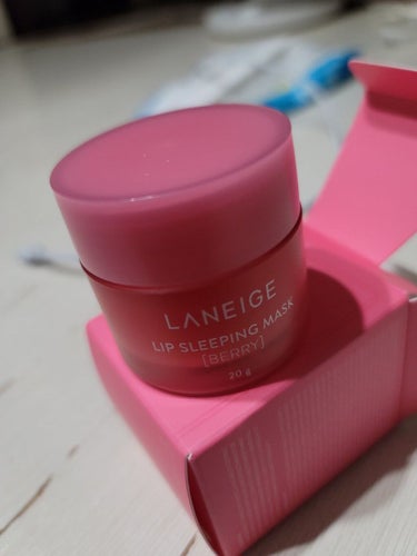 LANEIGE

リップ スリーピングマスク

ベリー

寝る前に唇💋に塗って寝る😪💤💤
それだけ❗
翌朝唇💋ツヤツヤ🎵

春夏秋冬、ボロボロだった私の唇💋が
ツヤツヤに❤️

嬉しい🎵😍🎵


#LA