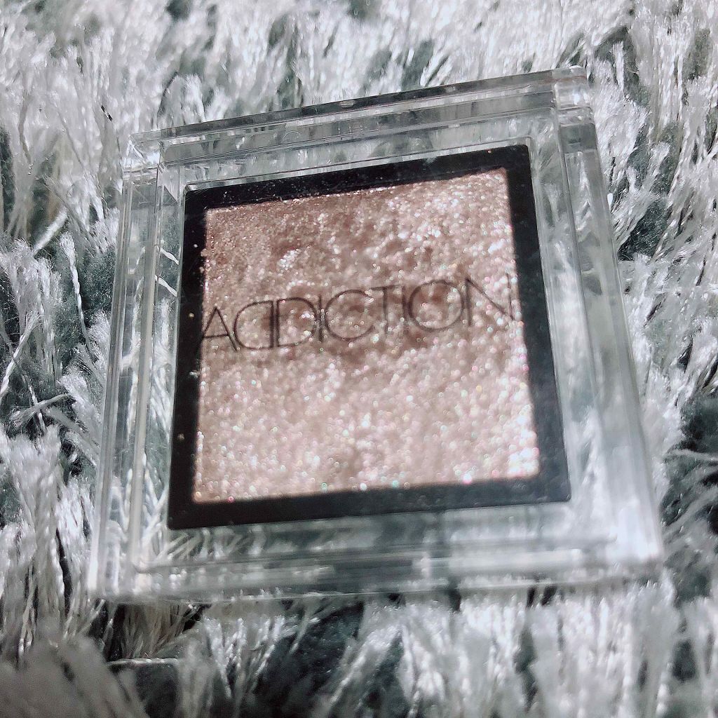 単品でも使えるし
普段使ってるアイシャドウの上からも使える！
涙袋の真ん中にのせたら
キラキラして可愛い！！♡