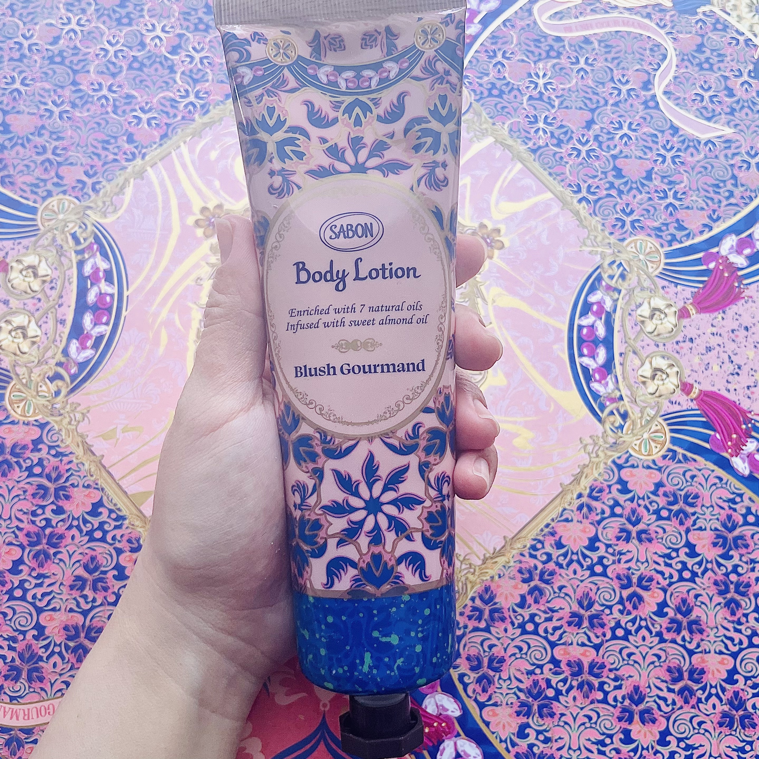 SABON
𓊆ボディローション　ブラッシュ・グルマン‎𓊇

贈り物でいただきました🤍

やわらかいクリーム状の伸びのいいテクスチャー
塗った後はしっかり保湿されてるのに
触り心地はさらさらで気持ちいい︎︎𓂃♡
SABONのクリスマス