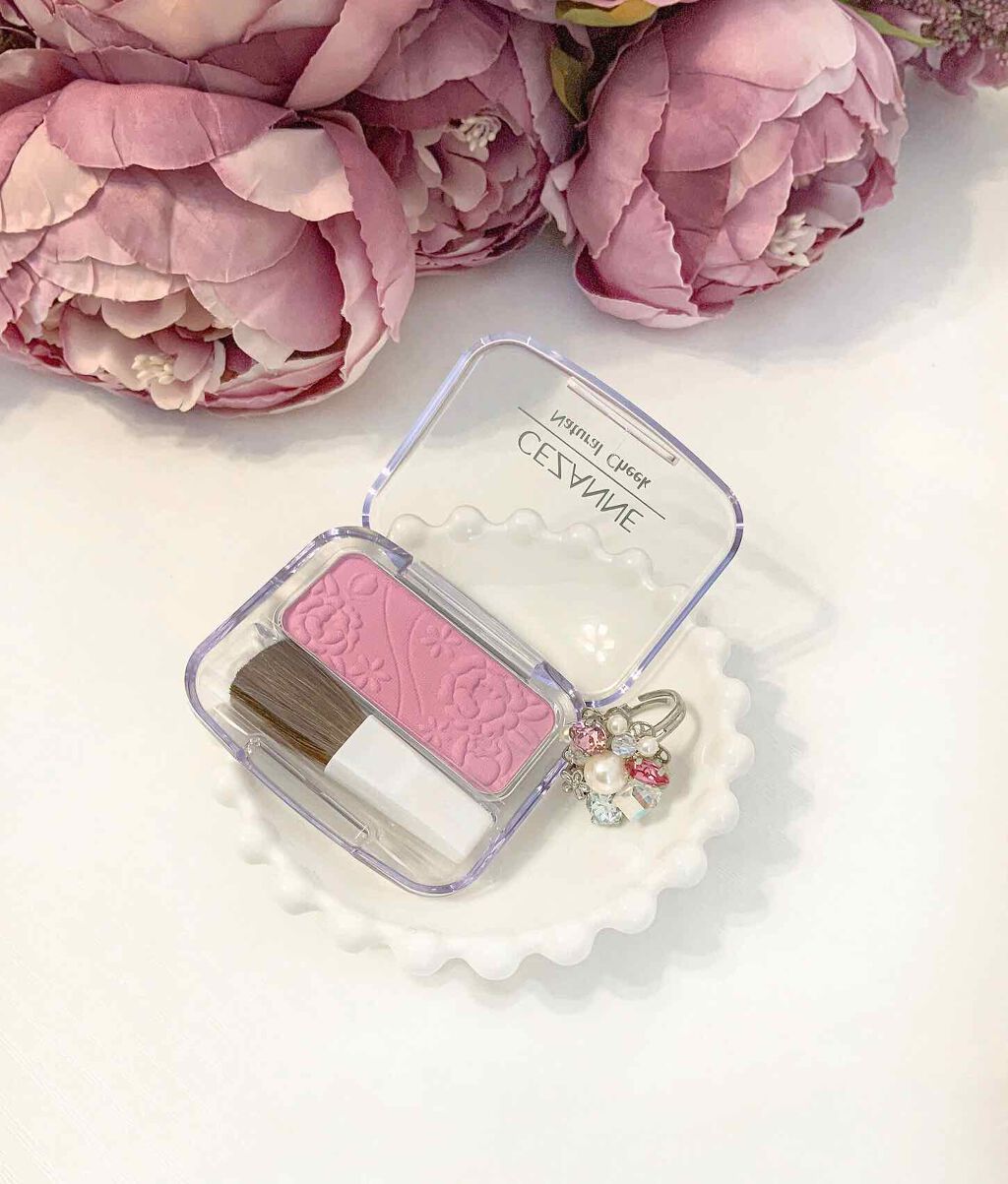 CEZANNEナチュラル チークN14ラベンダーピンク

難しい色に見えるけど、
ブルベの私には肌馴染みが良くて
毎日使っているチークでリピ3個目。

実はアイシャドウとしても
めっちゃ使える🥰❤️

安いしとってもおすすめです。
