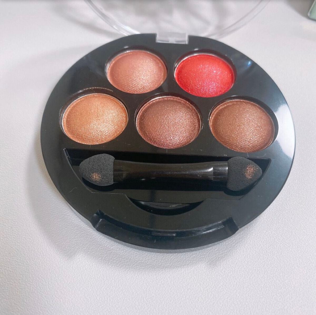 とと__フォロバ・リムバ¹⁰⁰ % on LIPS 「5色もついてるアイシャドウ😍粉質結構しっとりめで発色良き!!ア..」(5枚目)