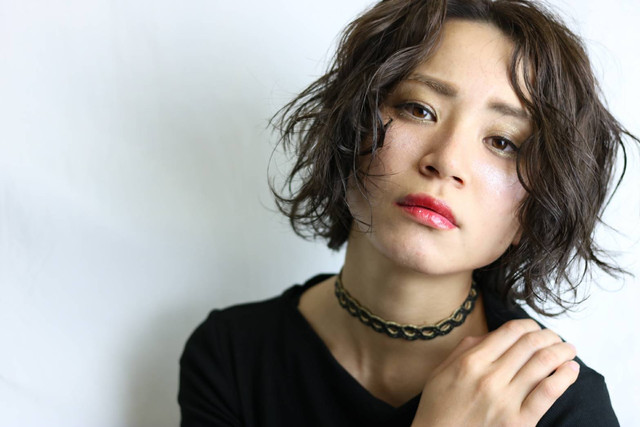 パーマをかけたボブヘアの女性