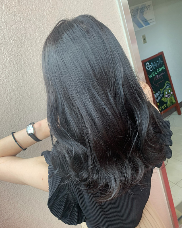 アディクシーカラーのセミロングヘア