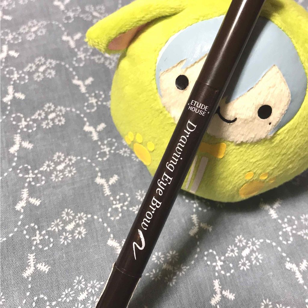 エチュードハウス
ドローイングアイブラウ

01ダークブラウン

平たいタイプのアイブロウは使ったことがなかったので、ネットショッピングのポイント消化も兼ねてお試しに購入。
ペンシルが三角形になっていて、平たい面で描いたり角度をつけて細く描