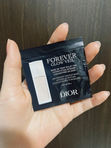 みち🫡です。

【Dior】ディオールスキン フォーエヴァー グロウ ヴェール

めちゃくちゃ伸びが良い✨
下地を塗ってる感覚というより、
スキンケアみたい。塗り心地がいい。

綺麗なツヤ肌に仕上がりま