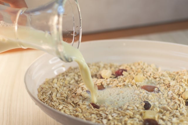 オートミールに注がれる牛乳