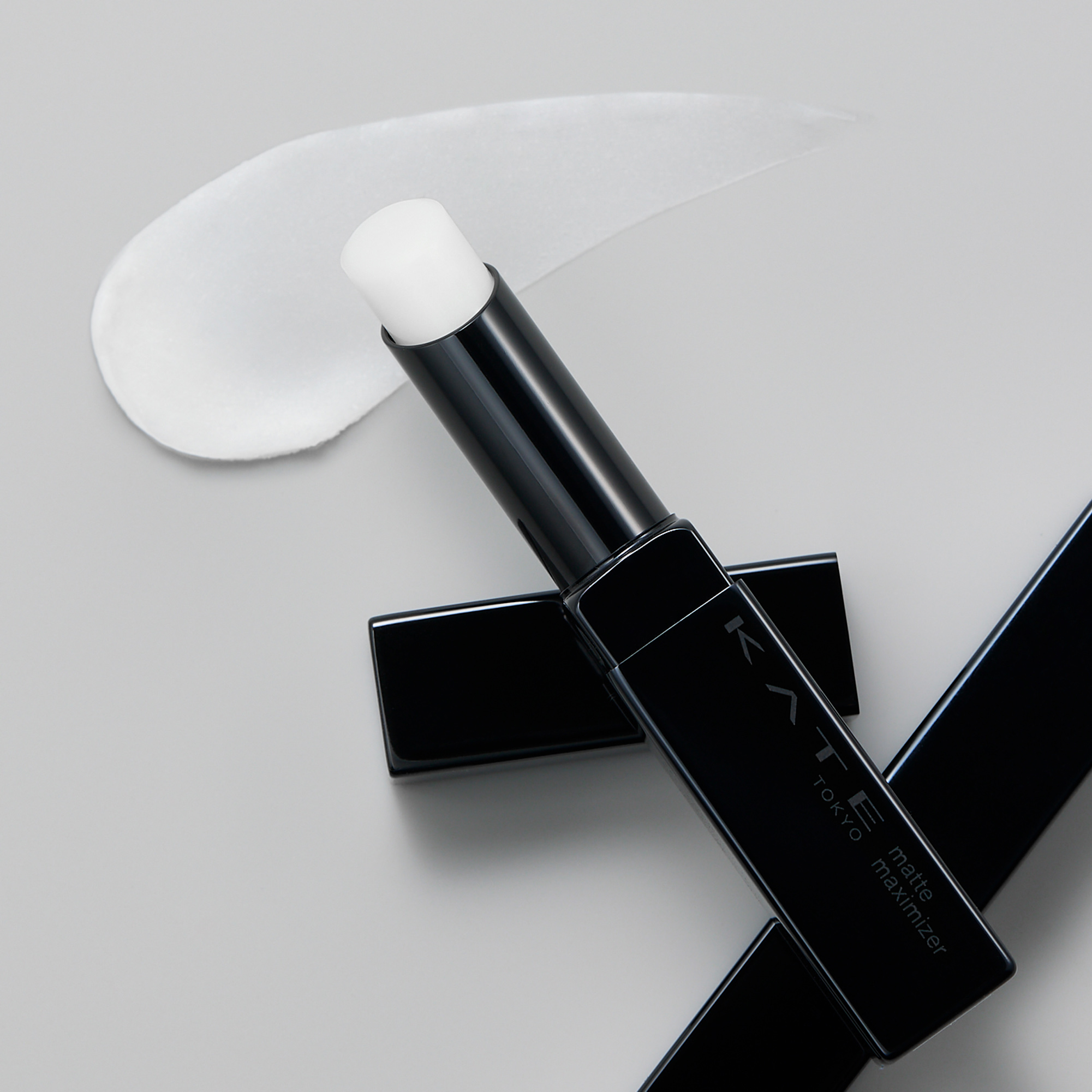 🍂乾燥が気になるこれからの季節に💄

上から重ねるマット系口紅の仕上がりを底上げして
美しいマット仕上がりに導く、マット質感リップ下地。
「#マットマキシマイザー」が数量限定で新登場✨

ポイントは、ツヤが出ない＆うるおい感💋

KA