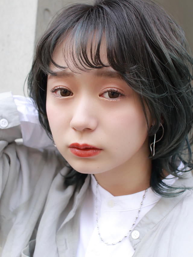 アッシュグリーンカラーのウルフスタイルの女性