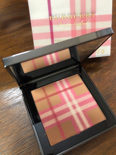 BURBERRY ブラッシュパレットのクチコミ「BURBERRYのトレードマークともいえる
チェックデザインのかわいい
チークパレット😍💖
ブ.....」（1枚目）