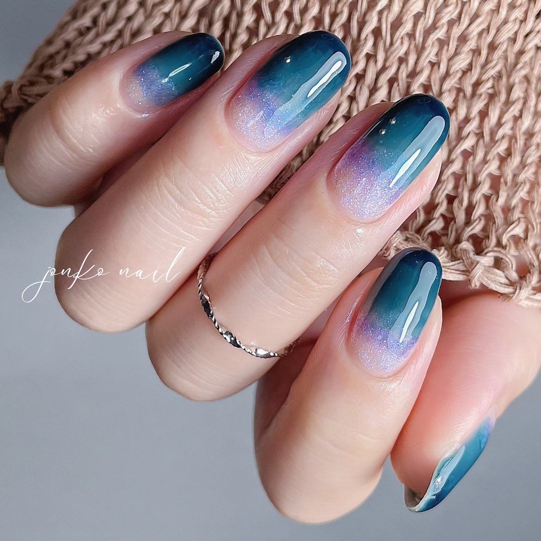 ミッドナイトスカイ🌌⋆*
⁡
⁡
パラドゥの新色2色をメインに
グラデーションネイルしました🌙
⁡
⁡
グラデーション好きなんだけど辛いところは
時間がかかっちゃうこと🕰
⁡
色を重ねる工程ごとに
乾き待ちの時間が発生するのでね…
⁡