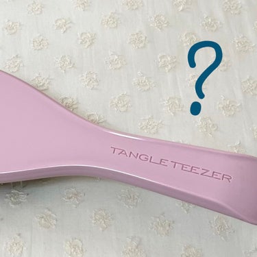 これな〜〜んだ？？


TANGLE TEEZER  ザ・ウェットディタングラー
ペブルグレースウィート

答えは、濡髪用タングルティーザーです！！

タオルドライ後のヘアミルクを使う前に使っています。