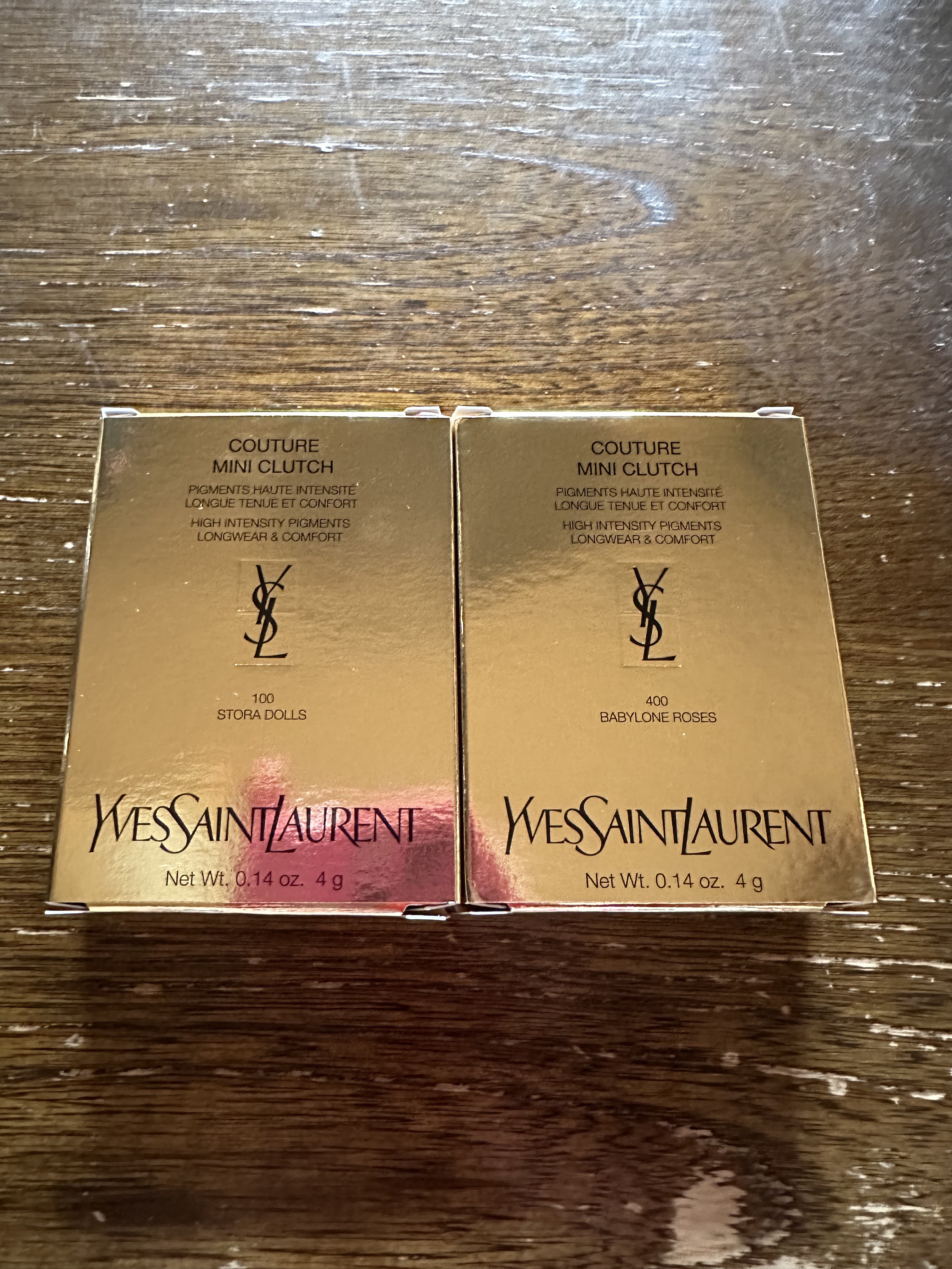 YVES SAINT LAURENT BEAUTE　の
クチュール ミニ クラッチ　です♪

お色は
100番　STORA DOLLS
400番　BABYLON ROSES

価格は9900円

100番は
上段左はグリッターの輝くソフトベ
