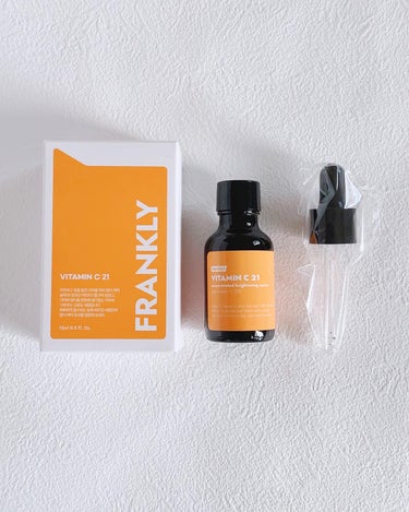 ・
・
明るく悩みのない肌を目指したい❣️

@frankly.skincare_jp 

「ビタミンC21セラム 」

消しゴムみたいに肌悩みを
消さたらいいのにな〜って思うことない？

そんな期待を込めながら使いたい美容液💛

⋆┈┈┈┈┈┈┈┈┈┈┈┈┈┈┈⋆

＊内容量…15ml

＊価格…2,519円

◆PLAZAで発売中

𓂃◌𓈒𓐍◌𓈒 𓈒◌𓐍𓈒◌𓂃

みなさんがビタミンCに期待することってなんですか？

私もね、たぶん一緒🙌

ビタミンC21セラムは
乾燥による小じわ・シミ・くすみ*
を目立ちにくくして本来の肌へ
導いてくれる特徴があるんだって。

＊乾燥や古い角質層によるもの

洗顔後、化粧水などの後に
2～3滴手に取り肌全体になじませます。

✅朝晩使えるんだけど
初めて使う場合は1日1回から、
朝使う場合は日焼け止め必須。

冷暗所や冷蔵保管が
おすすめだそうです。

とろみがあるのにベタベタ
しにくいのが嬉しいテクスチャー。

香りは特にないかな？

毎日暑くて気分も肌もどんよりしがち、
いきいきとパッと晴れやかになるといいな✨️

⋆┈┈┈┈┈┈┈┈┈┈┈┈┈┈┈⋆

#フランクリー
#Frankly
#スキンケア 
#ビタミンCセラム 
#PLAZAの画像 その1