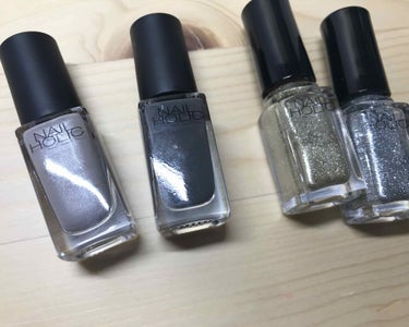 NAIL HOLICのネイル

すごいかわいいと思った色を買ってみました！

グレーは、ラメ入り
黒っぽい色は、シンプルでオシャレ
金 銀は、キラキラ✨が可愛いです😊💖

このネイルは、ドラッグストアに