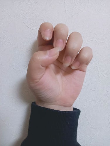 爪を伸ばし始めて約3ヶ月になります。
今まで写真を載せてきたのは左手の爪のみ。
右手の中指の爪を一度怪我をしてから、ずっと噛んだり削ったりむしったりしていました。
そのため他の爪より形がおかしく、今でも