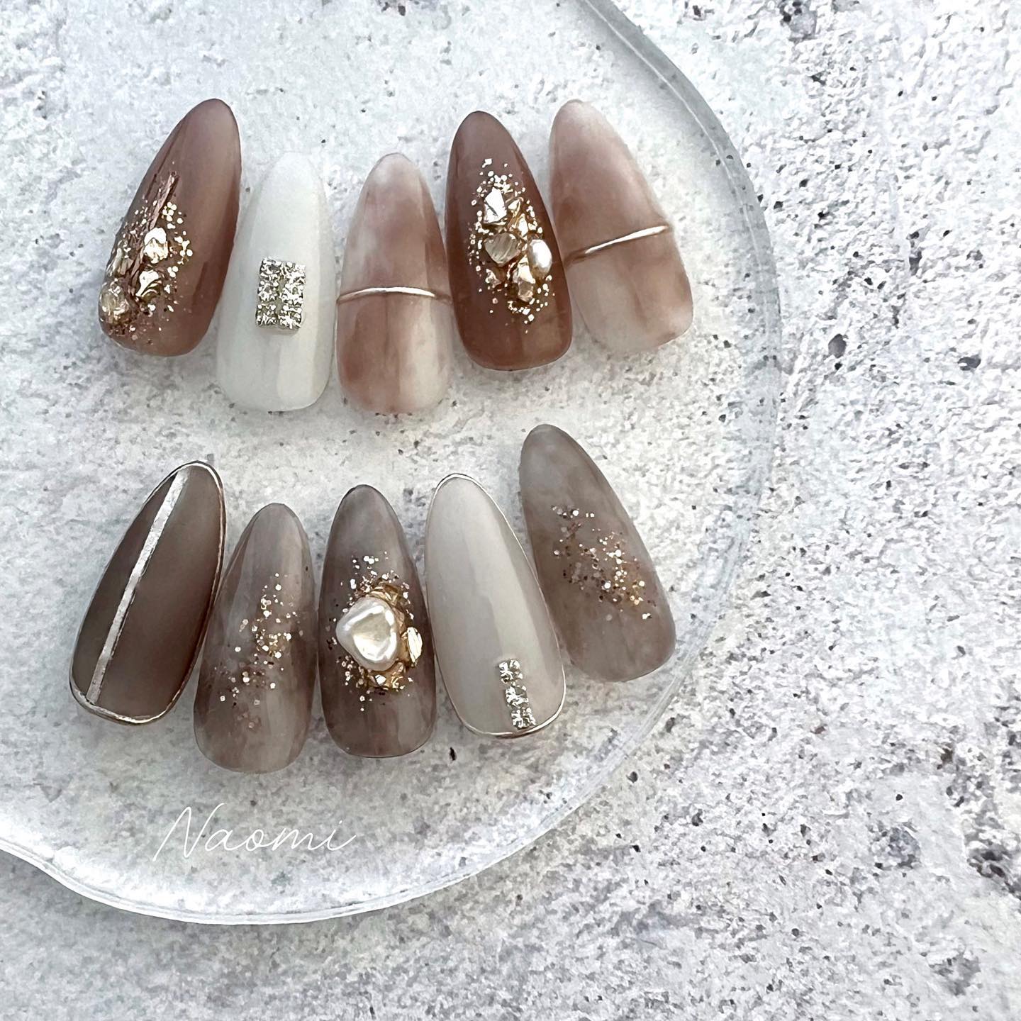 #ニュアンスネイル,#チェーンネイル,#淡水パールネイル,#ミラーフレンチネイル,#ビジューネイル,#シアーネイル,#ミラーネイル,#ブラウンネイル,#冬ネイル,#きらきらネイル,#バレンタインネイル,#もやもやネイル,#パールネイル,#ストーンネイル,#アクセサリーネイル,#大人可愛いネイルのネイルデザイン