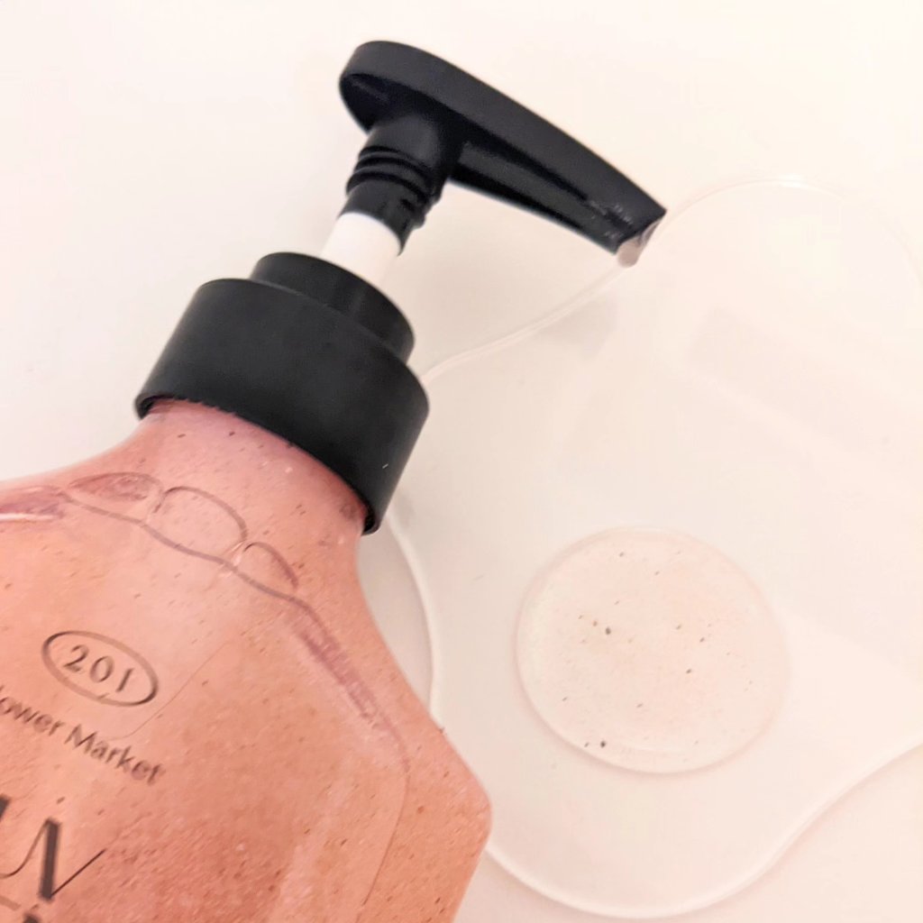 スクラブボディウォッシュ フラワーマーケット ホワイトチューリップ/LUV SCENT/ボディスクラブを使ったクチコミ（2枚目）