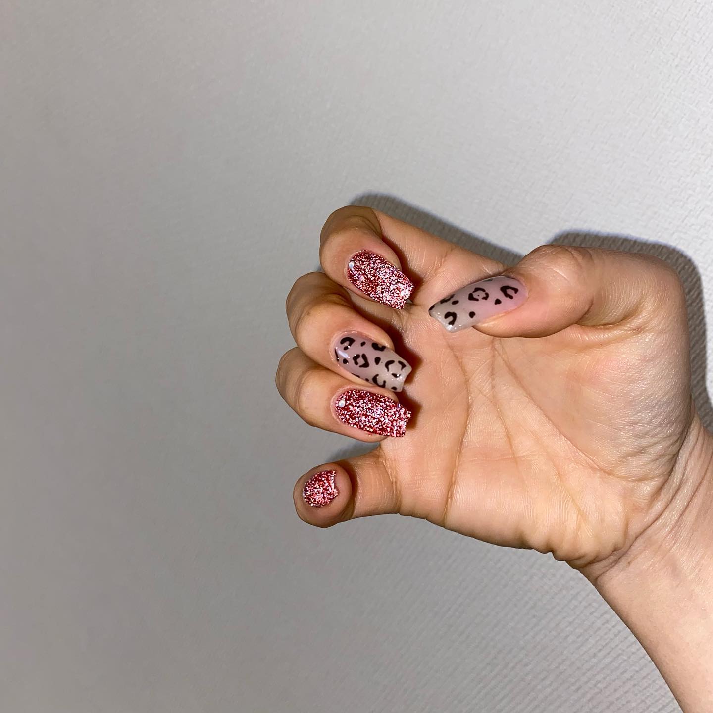 #フラッシュネイル,#レッドネイル,#レオパードネイル,#アニマルネイル,#赤ネイル,#冬ネイル,#クリスマスネイル,#きらきらネイル,#きれいめネイル,#韓国ネイル,#ワンホンネイル,#シンプルネイル,#スクエアネイルのネイルデザイン
