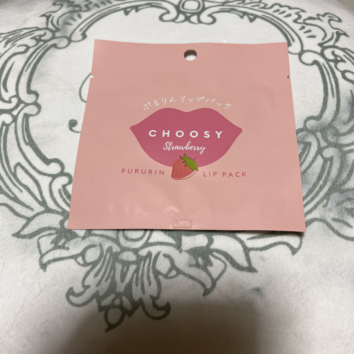 CHOOSY リップパックドラッグストアで購入しました✨
パッケージ変わってオシャレになってたよ💋
唇の形しててピンク色で香りはストロベリーを選んだかなぁ〜🍓
痛みはないけど液に関してヒタヒタじゃあないのと保湿があんまり感じなかった💦
