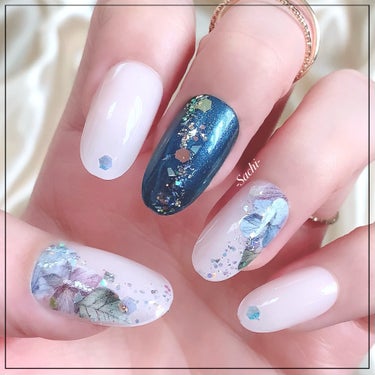 シールとグリッターをつけるだけ♡
簡単に出来る紫陽花ネイル💅

やり方は画像を参考にしていただければと思います♡
シールを貼る時は、ベースカラーがしっかり乾いてから貼るようにしてください🙌

人差し指と小指はPK839番を2度塗りして、爪先にグリッターをつけたら、トップコートを塗って完成です✨グリッターは大きめのを爪楊枝に取ってつけました。

中指はBL919番を3度塗りしてグリッターを斜めにつけたら、トップコートを塗って完成です🫶

少しでも参考になれば嬉しいです♥️

ネイルホリックPK839番は大好きなお友達からいただきました♡
thank you🦍💕


#セルフネイル
#梅雨ネイル
#紫陽花ネイル
#夏ネイル
#簡単ネイル
#プチプラネイル
#ネイルホリックの画像 その2