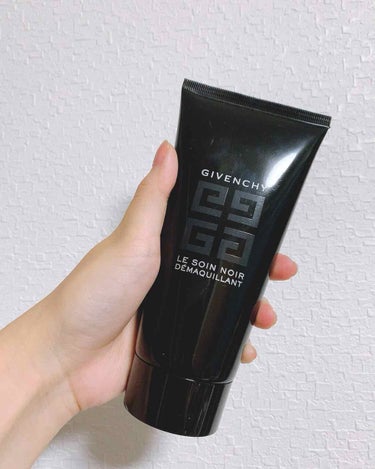 GIVENCHY ソワン ノワール メイクアップ リムーバー EX

🐼テクスチャー🐼
出してびっくり！黒いクレンジング😳サラッとしたジェルです。
乳化すると白くなるのでメイクが落とせているか分かりやす