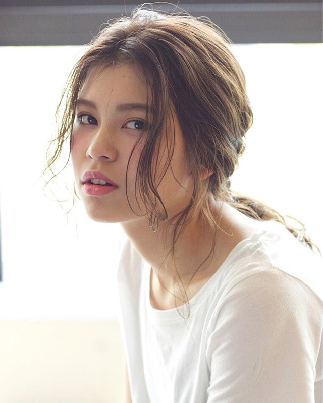 白いTシャツを着た女性