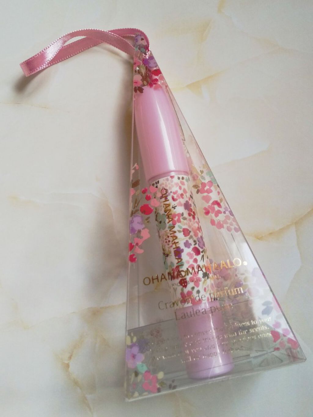 
ご紹介する商品はこちらです。



『オハナ・マハロ　クレヨンドゥパルファム』


ラウレアピュア


体温で香りがふんわり広がる
クレヨンタイプの練り香水




可愛いくてパケ買い✨
なんと300円とお安くなってました。

クレヨンタ