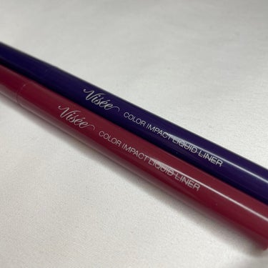 Visée - COLOR IMPACT LIQUID LINER
PU140パープル ＆ RD440バーガンディ

【発色】
ハッキリとした発色ですごくいい！

【色もち】
指で擦っても、水で濡らして拭いても落ちにくい！

【良いところ】
しっかりと発色してくれるので、濃いはっきりとしたメイクをしたい方にオススメ！
リキッドライナーなので、スルスルと描きやすい！値段も1000円くらいで購入できるのでお手頃かな〜と💸
美容液成分が配合されてるみたいなので、お肌にも良さそう～

⭐️個人的感想⭐️
今、色々なカラーのアイライナーが流行ってるイメージなので、私的には、発色も良くていい商品だな～と思いました！色々な色を使いこなせるようになったら、メイクも楽しいだろうなぁ〜と🤣

これから暖かくなるので、派手にカラーメイク楽しも〜!!

#KOSE #株式会社コーセー #visee #ヴィセリシェ   #アイライナー #カラーメイク #カラーアイライナー #カラーインパクトリキッドライナー #プチプラコスメ の画像 その0