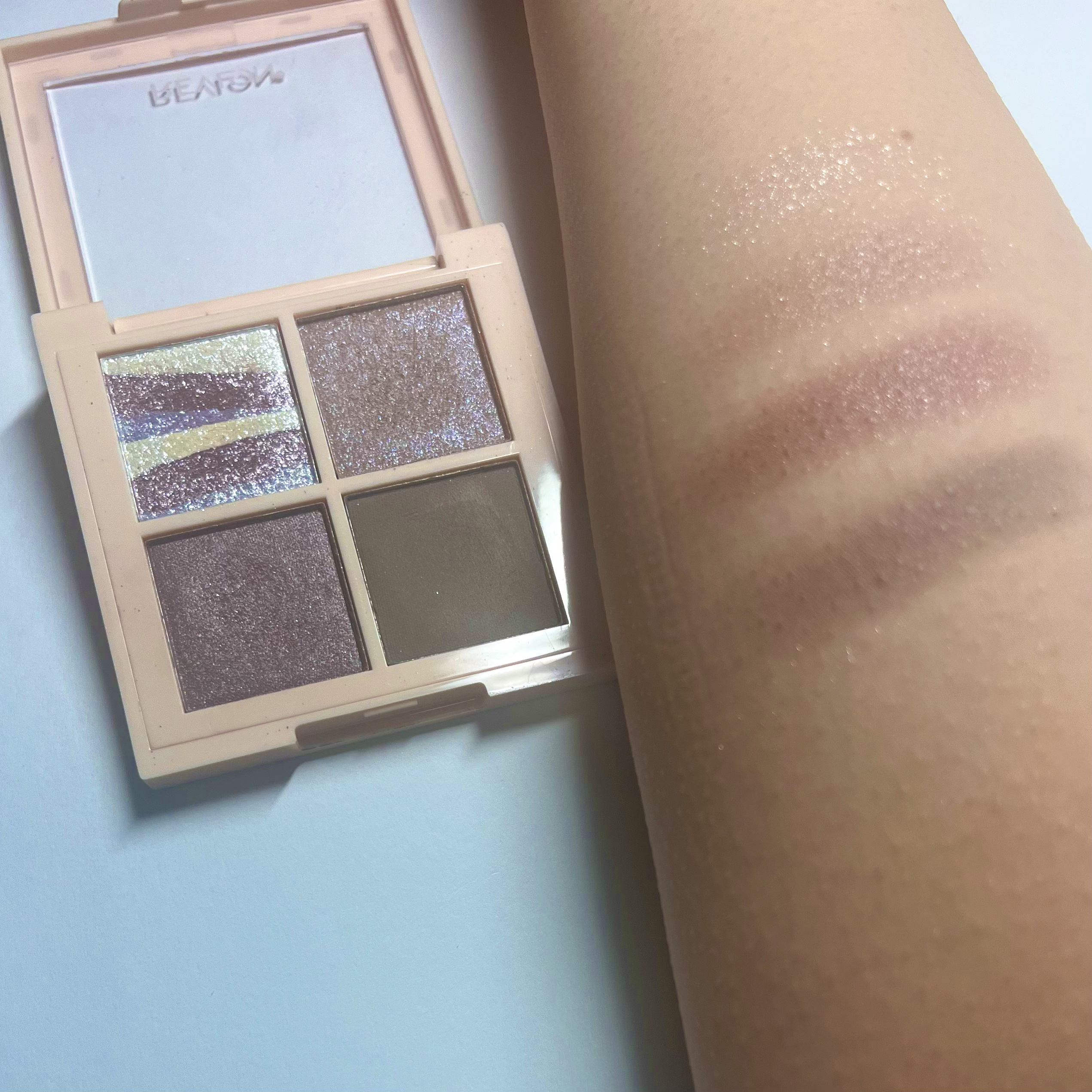 REVLON レブロン ダズル アイシャドウ クアッドのクチコミ「くすみ強めな独特の色味と左上の地層みたいなラメカラーに一目惚れして購入しました。
左上のラメカ.....」（2枚目）