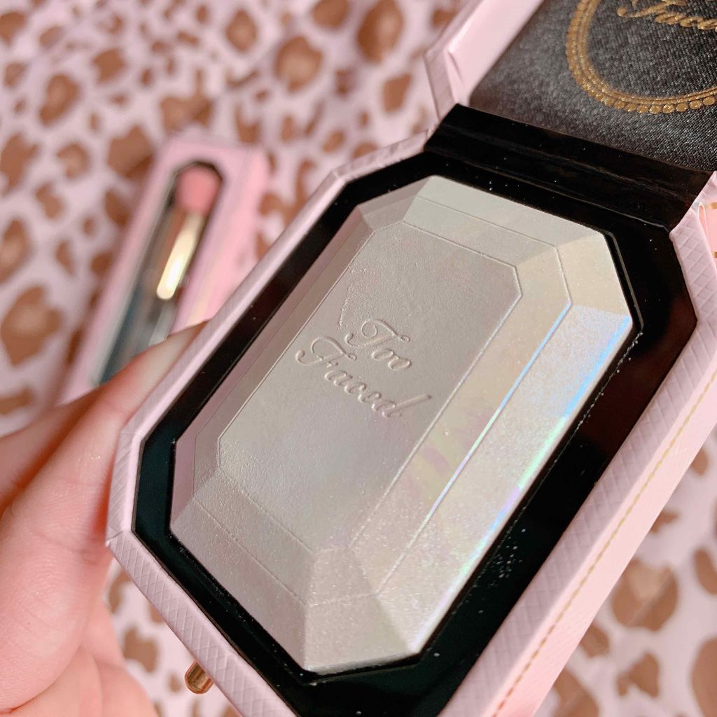 ダイヤモンドライト ハイライター ブラシ/Too Faced/メイクブラシを使ったクチコミ（2枚目）