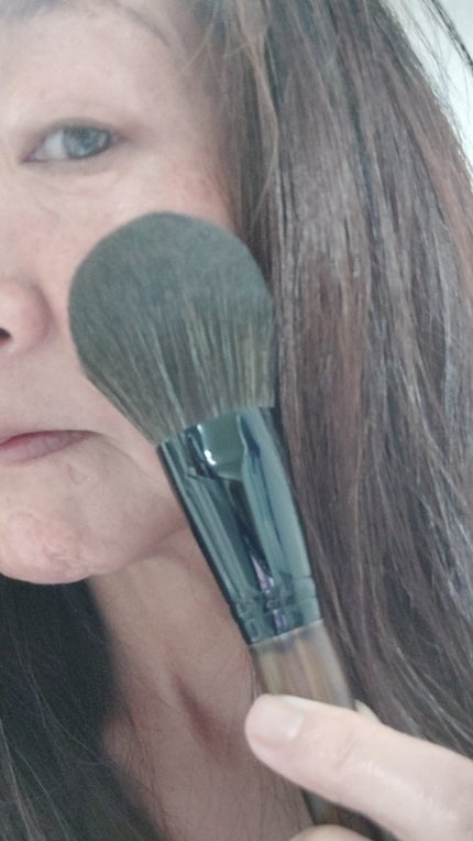 ロージーローザ パウダーブラシEXのクチコミ「極細繊維毛。
大きめのブラシはふわふわで肌あたりが良いです。
粉含みも良く、ふんわりつくの.....」(2枚目)