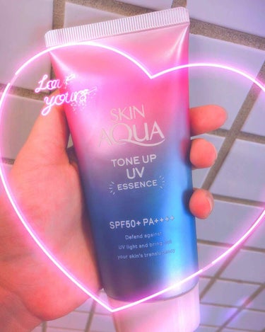 今回は今年の夏に流行ったトーンアップUVエッセンスの#SKINAQUA のレビューをしていきたいと思います。



お値段は少しお高めの700円くらいですがそれをも納得のいく優秀な日焼け止めです。

手