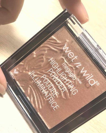 MegaGlo Highlighting Powder/wet 'n' wild/ハイライトを使ったクチコミ（2枚目）