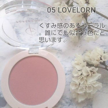 .
.
FORENCOS 【フォレンコス】
ベアブラッシャー
05 LOVELORN

まず、パッケージがかわいい！

キノコみたいなパフもセットになっていて、このパフがモチモチとした感触で気持ちいいです。
ピタッと色がのって、ぼかす時もポンポンするだけで綺麗に仕上がりました。

マスク生活でチークもいつもより高めの位置にのせたり、色も濃いめにつけたりしているので、このパフは使いやすい。

05 LOVELORNはくすみコーラルっぽい色で、どんな肌色の方にも似合う色だと思います。

テクスチャーも粉っぽさがなくて若干しっとりしているので、自然に血色のいい感じでナチュラルに仕上がります。

パッケージだけ見ると、若い女の子向けの商品っぽいですが、大人やオフィスでも使えるチークです⭐️

#フォレンコス #クアンクメイク #ナチュラルなチーク #自然な血色 #チーク #韓国コスメ #コスメ好きさんと繋がりたい #コスメ垢さんフォロバします #美容好きな人と繋がりたい #美容垢さんフォロバします
#forencos #cheek #koreancosmetics #cosme #cosmetic #cosmetics
@forencos_japan #韓国コスメ沼  #パケ大優勝アイテム の画像 その2