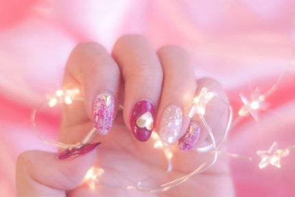 上品で大人可愛いネイルデザイン12選!豊富なカラーや機能性抜群のおすすめネイルポリッシュも紹介