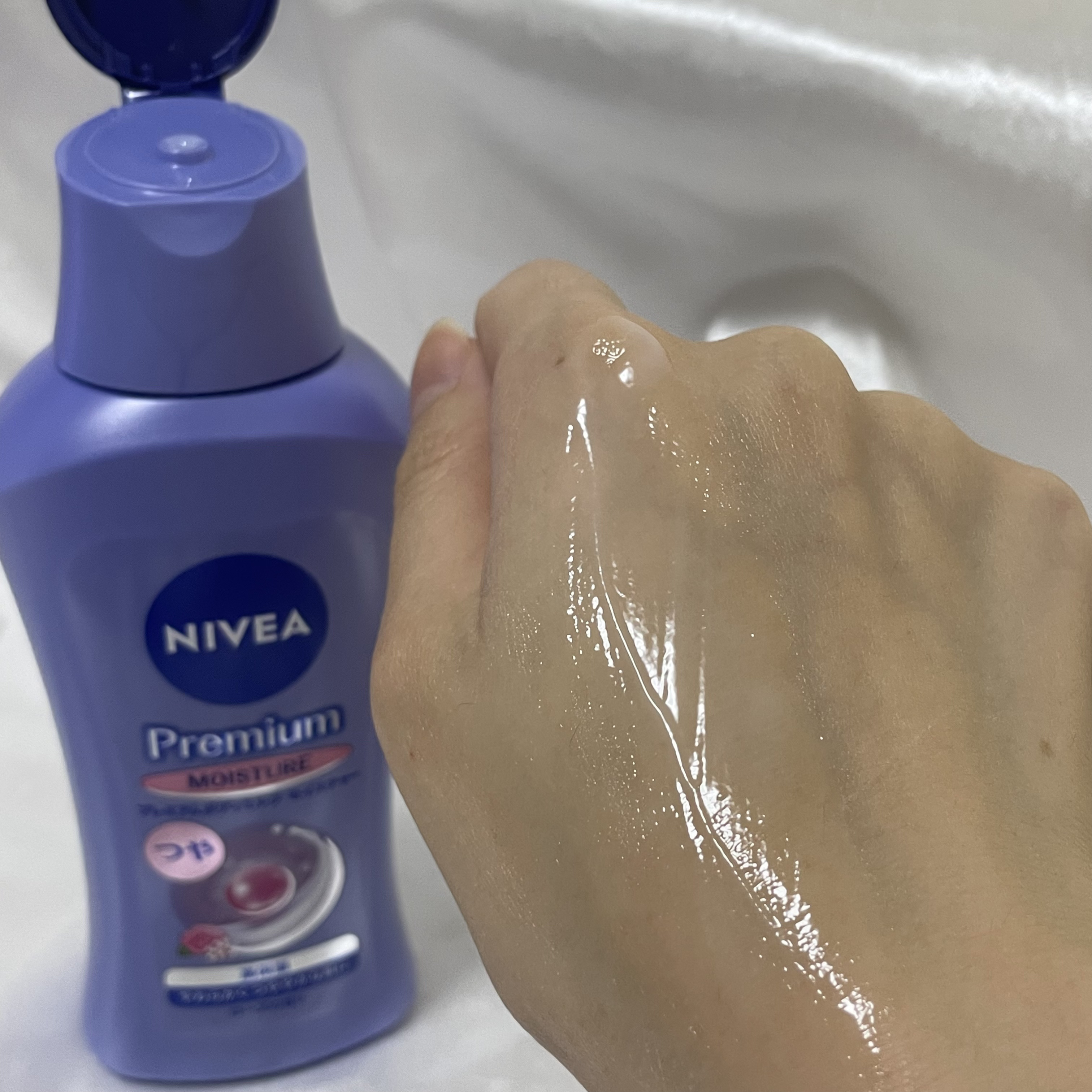 ニベア ニベア プレミアムボディミルク モイスチャーのクチコミ「ニベア花王さまからいただきました

うるおい艶肌が長続きボディミルク！
軽めのテクスチャで伸び.....」（3枚目）