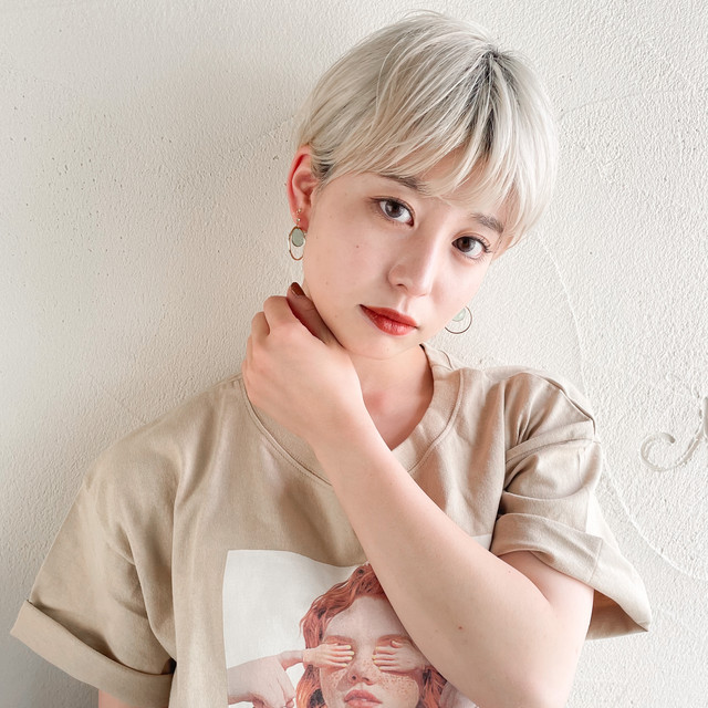 金髪のショートカットの女性がこちらを見ている