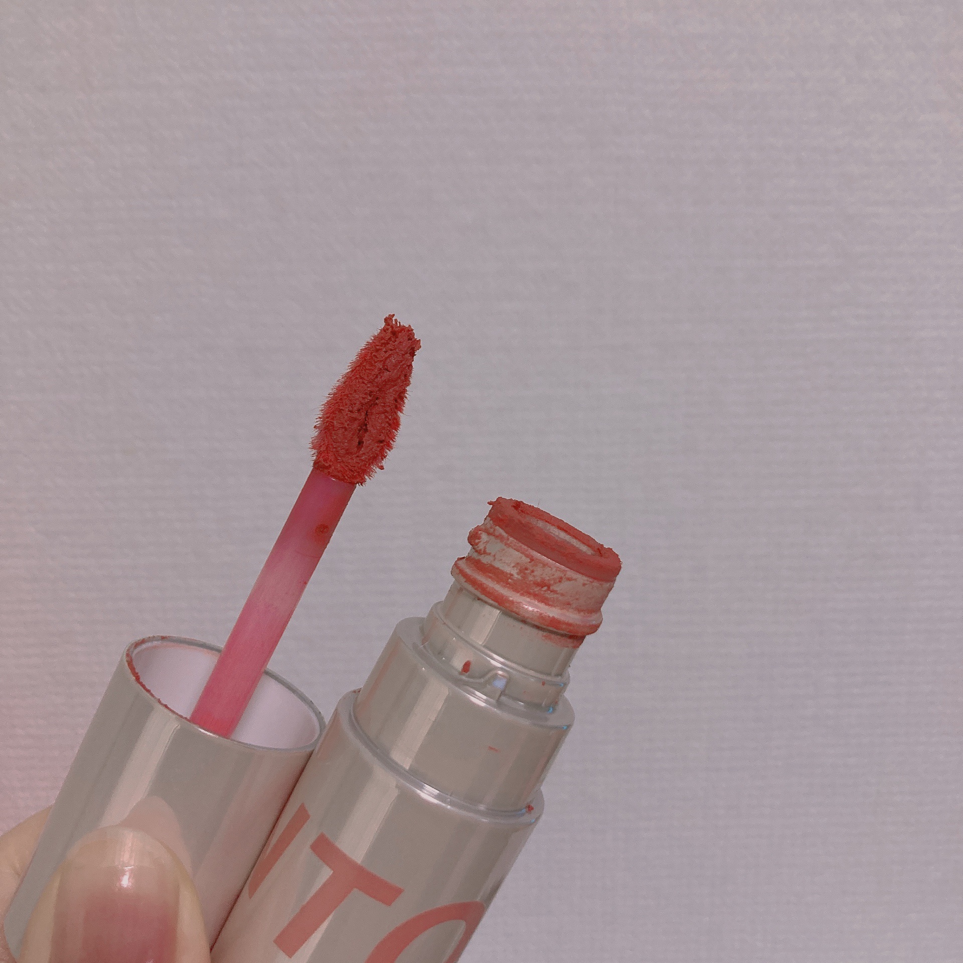 カスタマイズエアリーリップマッド W1 ポルカドットピーチ/INTO U/口紅を使ったクチコミ（1枚目）